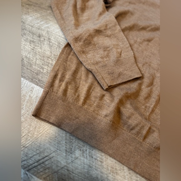Banana Republic size LARGE tan V-neck sweater, long sleeve lightweight - Picture 3 of 6